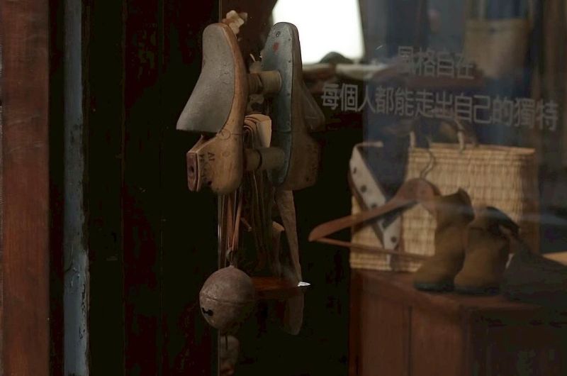 在獨棟老木屋的採光裡，尋一件貼合靈魂的衫褲——山窟物所